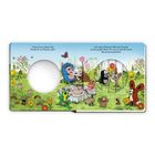 Zwei Sätze: "Heute ist ein schöner Tag. Perfekt für ein Picknick, oder?" und "Der kleine Maulwurf trifft seine Freunde..." 

Eine farbenfrohe Illustration von Tieren bei einem Picknick auf einer Wiese.