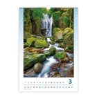 Kalenderseite mit März als Monatszahl. Zeigt einen Wasserfall in einem Wald, umgeben von moosbedeckten Felsen und fließendem Wasser.