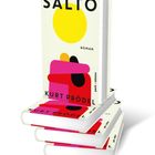 "Salto" und "Roman" oben, "Kurt Prödel" unten. Ein Buchstapel, Cover zeigt bunte geometrische Formen.