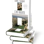 Es steht "Laura Vazquez", "DIE KRÄFTE" und "Roman". Stapel Bücher mit Stadtansicht.
