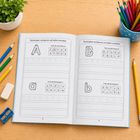 Lernheftseiten mit Übungen zum Nachspuren der Buchstaben A und B, umgeben von bunten Buntstiften und Pflanzen.