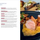 Rezepte und Anweisungen für Schweinefilet mit Senfbutter auf Apfel-Zwiebel-Bett. Rechts ein angerichtetes Filet.