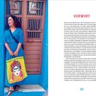 Linke Seite: Eine Person steht vor einer türkisfarbenen Wand. Sie trägt ein blaues Kleid und hält eine bunte Tasche.  

Rechte Seite: Vorwort über Eiscreme-Erinnerungen und Erfahrungen in Südamerika, Freude am Geschmack und Konsistenz. Seitenzahl 13.