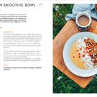 Titel: Sanddorn-Smoothie-Bowl mit Blitz-Granola. Rechts ein Foto mit einer Schüssel Smoothie und Toppings auf Holzbrett.