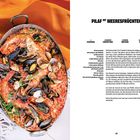 "PILAF MIT MEERESFRÜCHTEN" und Rezepttext auf weißem Hintergrund. Links bunte Meeresfrüchte-Pfanne mit Garnelen und Muscheln.