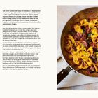 "Farfalle mit Chorizo und Feige" Rezeptdetails und Zubereitungsschritte links, rechts Farfalle-Pasta mit Soße in einer Pfanne.