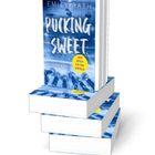 Der Text auf dem Buch lautet "PUCKING SWEET" von Emily Rath. Auf einem Stapel liegen mehrere Kopien des Buches.