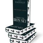 Buch mit "A.T. EMERALD", "VORLÄUFIGES COVER", "UNDER THE IRON SKY". Drei gestapelte Bücher mit Fragezeichenrücken.