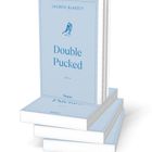 Text: "Double Pucked", "Lauren Blakely", "Roman", "Forever". Stapel aus vier hellblauen Büchern mit Eishockey-Spieler Symbol.