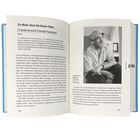 Ein Text über Friedensreich Hundertwasser. Bild zeigt Mann mit Bart und Mütze, sitzt nachdenklich.