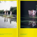 raumarbeiterinnen, floating POSITION; Klara Paterok, Reusentraum. Zwei Kunstwerke auf einem Teich, das linke mit Personen auf einem Floß.