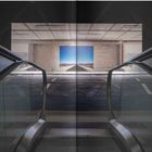 Text links unten: "zwei.info", "S. 132 / p 194".  
Eine Rolltreppe führt zu einer Illusion einer Wüstenstraße.