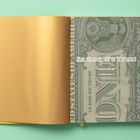 „In God We Trust“, Priesch, Works 3, Verlag für moderne Kunst. Ähnelt einem Dollar-Design mit goldener Seite links.