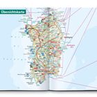 Übersichtskarte von Sardinien (Sardegna) mit Städtenamen und Straßen in einem aufgeschlagenen Buch.