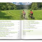 Textliste mit Seitenzahlen einer Broschüre und zwei Radfahrern auf einem grünen Feldweg im Wald.