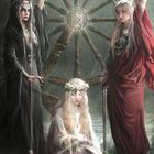 "Das Rad des Schicksals". Drei mystische Frauen mit einem großen Rad im Hintergrund, Fäden flechten Schicksal.