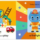„Who will Suki be today?“ „Peek inside the box and play!“ „Today Suki is... a firefighter!“<br>
Illustration: Eine blaue Katze in Feuerwehruniform.