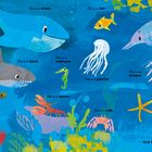 Illustration von Meereslebewesen mit Texten: Wal, Hai, Fisch, Seepferdchen, Qualle, Oktopus, Schildkröte, Hummer, Krebs, Seestern, Anemone.