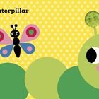 "This little caterpillar says hello." Illustration einer Raupe und eines Schmetterlings, fröhlich vor gelbem Punkt-Hintergrund.