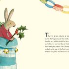 Es gibt einen samtigen Hasen. Ein Hase mit rotem Hemd hält ein Stechpalmenzweig, umgeben von bunten Papierketten.