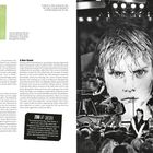 "War Paintings. An Obvious Title. A New Sound. Zoo News." Links Text über Musik und Album. Rechts Sänger vor riesigem Kinderportrait.