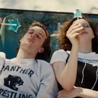 "Panther Wrestling" auf Pullover. Zwei Personen liegen auf einem Auto und halten sternförmige Lutscher hoch.