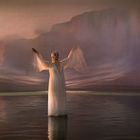 Eine Person in einem langen weißen Kleid steht mit ausgebreiteten Armen in ruhigem Wasser; im Hintergrund sanfte Hügel.