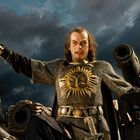 Eine Person in mittelalterlicher Rüstung mit einem goldenen Sonnenemblem auf der Brust, im Hintergrund stürmische Wolken.