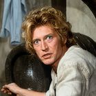 Ich weiß nicht, wer darauf zu sehen ist. Ein Mann mit blonden, lockigen Haaren schaut erstaunt in die Kamera, trägt ein weißes Hemd.
