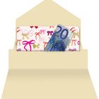 Eine offene, beige Karte mit Schleifenmuster enthält einen 20-Euro-Schein.