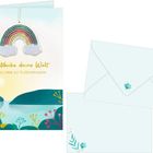 Entdecke deine Welt. Alles Liebe zur Erstkommunion. Regenbogen über Landschaft mit Wasser, Sonne und Pflanzen.