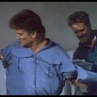 Zwei Männer ringen miteinander. Der links trägt eine blaue Jacke, der rechts ein kariertes Hemd. Sie ziehen an einem Seil.