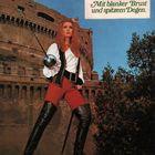 "ISABELLA: Mit blanker Brust und spitzem Degen." Eine Frau in historischer Kleidung mit Degen, vor einer Festung.