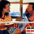 Text: "Bud Spencer Der Bomber". Eine Frau reicht einem Mann eine Schüssel. Sie haben eine fröhliche Unterhaltung.