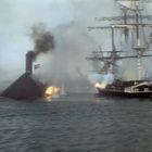 Auf einem Gewässer bekämpfen sich ein Dampfschiff und eine Fregatte. Rauch und Flammen sind zu sehen.