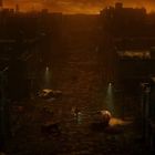 Eine verlassene, dunkle Straße in einer zerstörten Stadt bei Sonnenuntergang. Verfallene Gebäude und ein ausgebranntes Auto.