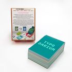 "YOUR DAILY FONT UPDATE FOR 2027" steht auf einer Schachtel. Daneben ein dickes, türkisfarbenes Buch mit "TYPO DARIUM".