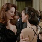 Ein eleganter Empfang mit festlich gekleideten Menschen, die miteinander sprechen und interagieren. Elegante Raumdekoration.