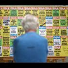 Texte wie "Blick", "Emil will Volksbewegung gründen" und "Emils Freiheit geht kaputt." Eine ältere Person von hinten in Blau.