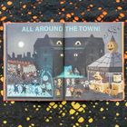"ALL AROUND THE TOWN!", "ENTER THE HAUNTED SCHOOL." Kinder in Kostümen vor einer gruseligen Schule. Kürbisse und Verkaufsstand.