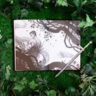 Eine Illustration zeigt eine elegante, elfengleiche Gestalt zwischen verschlungenen Ästen, auf offenem Buch, umgeben von Efeu.
