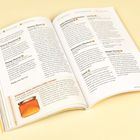 Geöffnete Buchseite mit Texten zu Lebensmitteln wie Gravy, Honey und Lard. Unten ein Bild mit Honigglas.