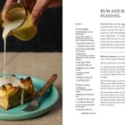 "Rum and Raisin Bread Pudding" mit Rezepttext links. Rechts wird eine helle Soße über Brot-Pudding auf einem blauen Teller gegossen.