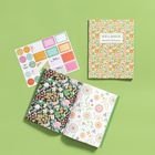 Beschriftung: HELMSIE WRAPPING PAPER BOOK. Bunte Geschenkpapiermuster und Etiketten auf grünem Hintergrund.