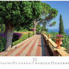 Villa Comunale in Taormina, 10, Casares Edition. Ein gepflasterter Weg mit Bäumen, Blumen und Ausblick auf das Meer.
