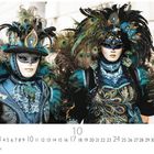Oktoberkalender mit zwei Masken in opulenten Kostümen. Beide tragen prächtige Federverzierungen und Masken.