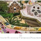 Parc Güell, Casares Edition, Kalenderblatt Oktober, farbenfrohe Mosaik-Balustrade, Palmen, Gebäude mit geschwungenem Dach.