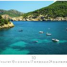 "Cala Xarraca", "CASARES EDITION", Monatskalender mit Booten auf klarem türkisblauem Wasser, umgeben von grünen Hügeln.