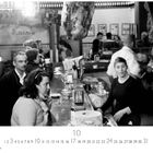 "La Concordia de Manolo" steht an der Wand. Eine Bar mit mehreren Personen; vorne gefüllte Gläser und Gespräche.