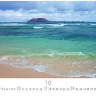 "Isla de Lobos", Kalenderblatt für Oktober. Strand mit klarem Wasser, eine ferne Insel und bewölkter Himmel.